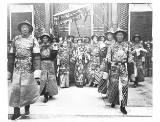 Portræt af TzU-Hsi (1835-1908) Enkekejserinde af Kina med ventende damer og vagter