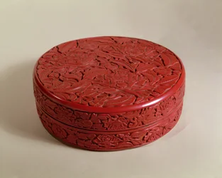 Rød lakkasse dekoreret med pæoner, 1426-27 (træ)