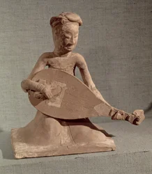Siddende musiker, der spiller en lut, fra general Chang Shengs grav, Anyang, Honan, Sui-dynastiet, 595 AD (stentøj)