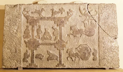 Plade dekoreret med vogne og mytiske fugle, Han-dynastiet (206 f.Kr.-220 e.Kr.) (sandsten)