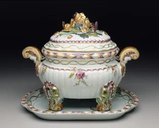 Tureen-on-stand, c.1775dani