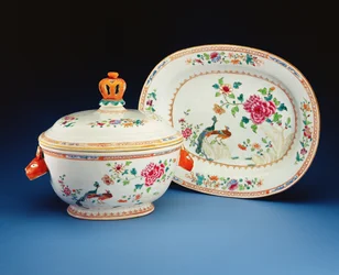 Suppeterrin, låg og fad malet med dobbeltpåfuglemønsteret, Qianlong-perioden (1736-95)