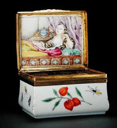 En våbensnusboks (porcelæn) (se også 231338 & 231347)