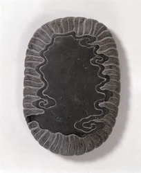 Blæksten udskåret med bølgemønstre, sandsynligvis Ming-dynastiet (grå tuan-sten) (underside) (se 142695)