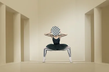 Ballerina i skakternet mønster