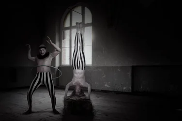 Dark Circus-håndstand
