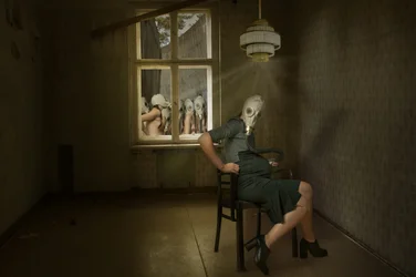 Den uhyggelige kvinde med gasmasken