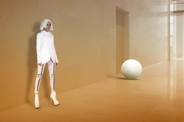 Futuristisk kvinde i entreen