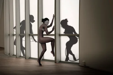 Skygger af en maskeret danser