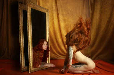 En mystisk kvindes refleksion
