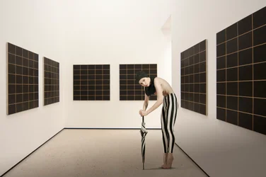 Stribet figur i galleriet