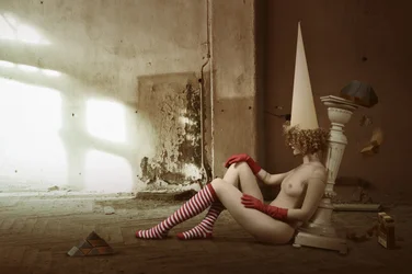 Surrealistisk nøgen keglehat