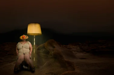 Surrealistisk kvinde med kanin