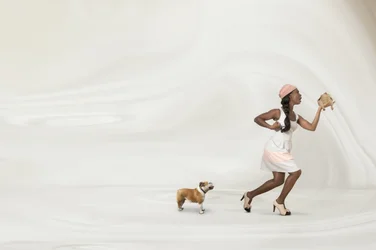 En fantasifuld kvinde og en hund