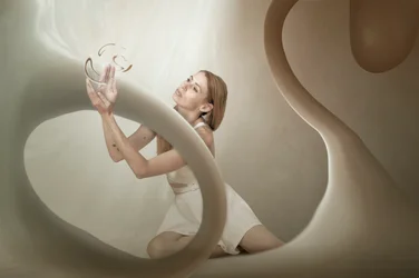 Kvinde, der holder en lampe