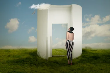 Kvinde ved en surrealistisk portal