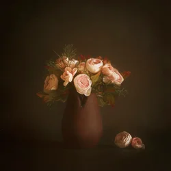 Stemningsfuldt blomsterarrangement
