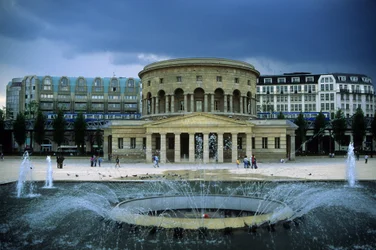 Arkitektur: Udsigt over Rotonde de la Villette (Ledoux-rotunden) (1784-1789), opført af arkitekten Claude Nicolas Ledoux (1736-1806). Paris, Place de Stalingrad.