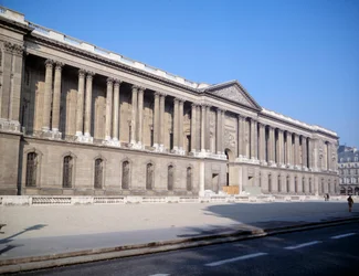 Udsigt over Palais du Louvre og søjlegange. Skabt af arkitekten Claude Perrault (1613-1688)