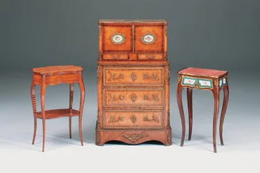 Victoriansk lejlighedsbord (til venstre) (tulipantræ, kongetræ, intarsia og parket)
