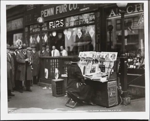 Den blinde nyhedshandler, Fannie Lyons, ved sin stand i det sydøstlige hjørne af 7th Avenue & 34th Street