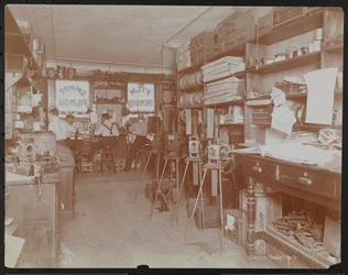 Empire Film Co. filmlaboratorium (muligvis på Broadway og 55th Street) med mænd, der arbejder og ruller med film og kameraer