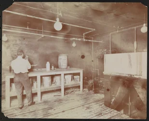 Filmlaboratorier hos Carlton Motion Picture Co. med fem mænd og en kvinde, der arbejder med film, splejsning osv., New York