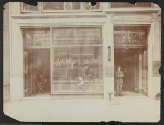 Første sals facade på 122-124 E. 25th Street, Camera Building, American Cinephone Company, American Kinograph Company og dørmand, New York