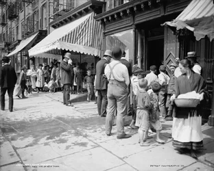 Uddeling af gratis is i Mulberry Street, New York, ca. 1900 (s/h-billede)