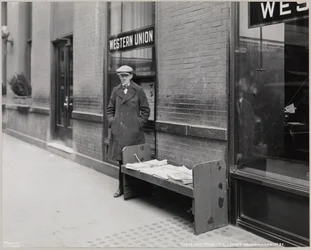 Den blinde nyhedshandler, Frederick Rode og det sydøstlige hjørne af Broadway & 41st St. Et Western Union-skilt er synligt i vinduet bag Mr. Rode