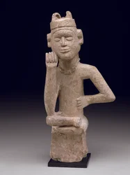 Siddende mandsfigur (ntadi), slutningen af det 19. eller begyndelsen af det 20. århundrede (steatit)