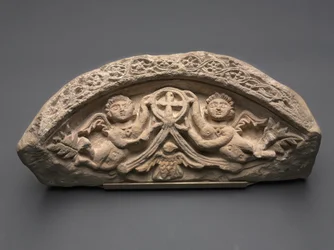 Lunette med to engle, der understøtter et vedhængskors, 400s (kalksten)