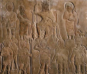 Relief, der viser en guddommeliggjort romersk kejser, der modtager hyldest fra egyptiske nomader