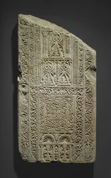 Fragmentær stela, muligvis fundet i Esna, 7.-8. århundrede (kalksten med spor af gips)