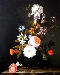 Et stilleben af blomster i en vase hvilende på en afsats (olie på panel)