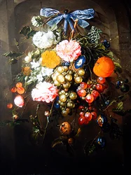 Et stilleben af blomster og frugter bundet med en blå sløjfe