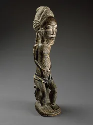 Nature Spirit (asie usu), Elfenbenskysten, slutningen af det 19. århundrede (træ, offermateriale, bomuldsklude og perler)