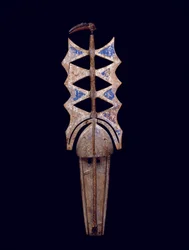Nwenka maske, 20. århundrede (træ, pigment og metal)