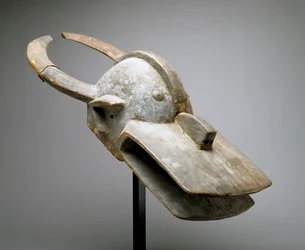 Hjelmmaske for en buskko (Vara Society), Vestsudan, Afrika syd for Sahara, slutningen af det 19. århundrede (træ, offermateriale, metal, søm og dyrehud)