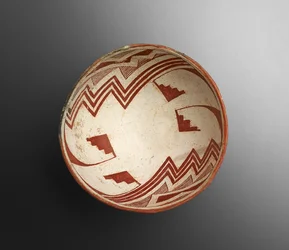Skål med geometriske design, 900-1100 (lertøj med slip-maling)
