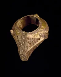 Brudearmbånd (gelang gadang podang), slutningen af det 19.-begyndelsen af det 20. århundrede (hamret guld med filigran og granulering)