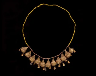 Pandebånd af en krone, slutningen af det 19.-begyndelsen af det 20. århundrede (guld, koraller og glasperler)