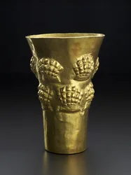 Bægerglas forestillende spondylus, den knaldrøde skal af et bløddyr, 800-1350 e.Kr. (hamret guld)