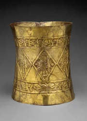 Krone, der viser herskere eller guder, der holder ceremonielle stave, 800-1350 e.Kr. (hamret og jaget guld)
