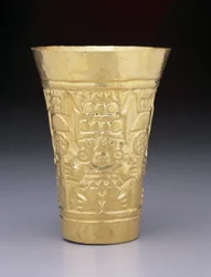 Cup: Stående figurer og krigsklubber, 900-1100 (guld)