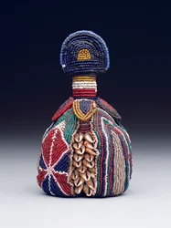 Symbol på det indre hoved (ibori), slutningen af det 19. til begyndelsen af det 20. århundrede (glasperler, cowrie-skaller og læder)