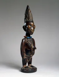 Tvillingfigur (ere ibeji), Ila-Orangun-regionen, Nigeria, slutningen af det 19. eller begyndelsen af det 20. århundrede (træ, glasperler og spor af tukula)