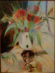 Tulipaner i en løgformet vase foran et gardin