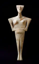 Kykladisk kunst: »Kvindelig figur«, marmoridol fra Syros. 3000 f.Kr. Kykladisk civilisation (-3200 til -2000). Mål: 46 cm. Athen, Det Nationale Arkæologiske Museum