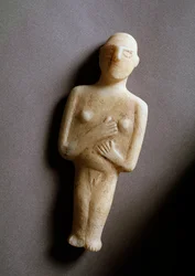 Kvindelig idol, skematisk figur, hvid marmor, 3200-2000 f.Kr